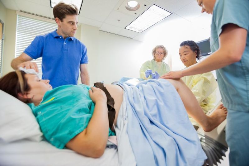 5 Ways to Handle a Squeamish Partner in the Delivery Room article image