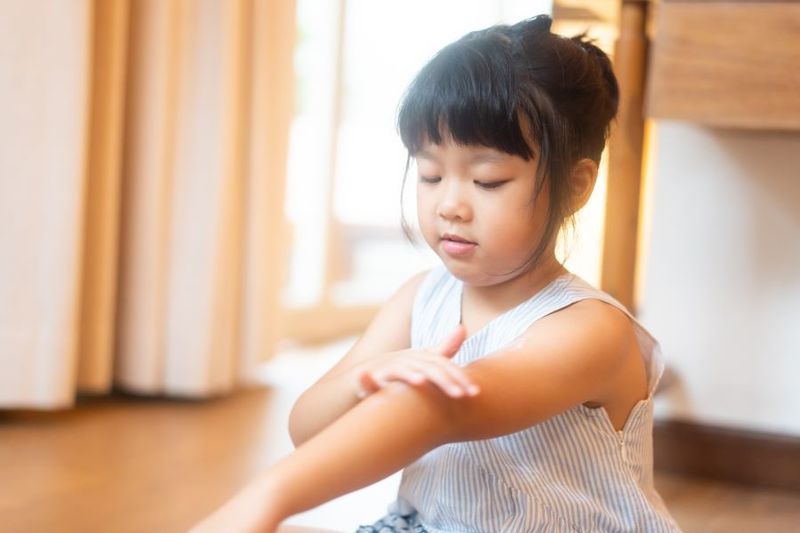 How do I Safely Apply Insect Repellant on my Child? article image